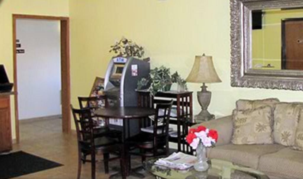 Super 8 By Wyndham Willows Esterno foto