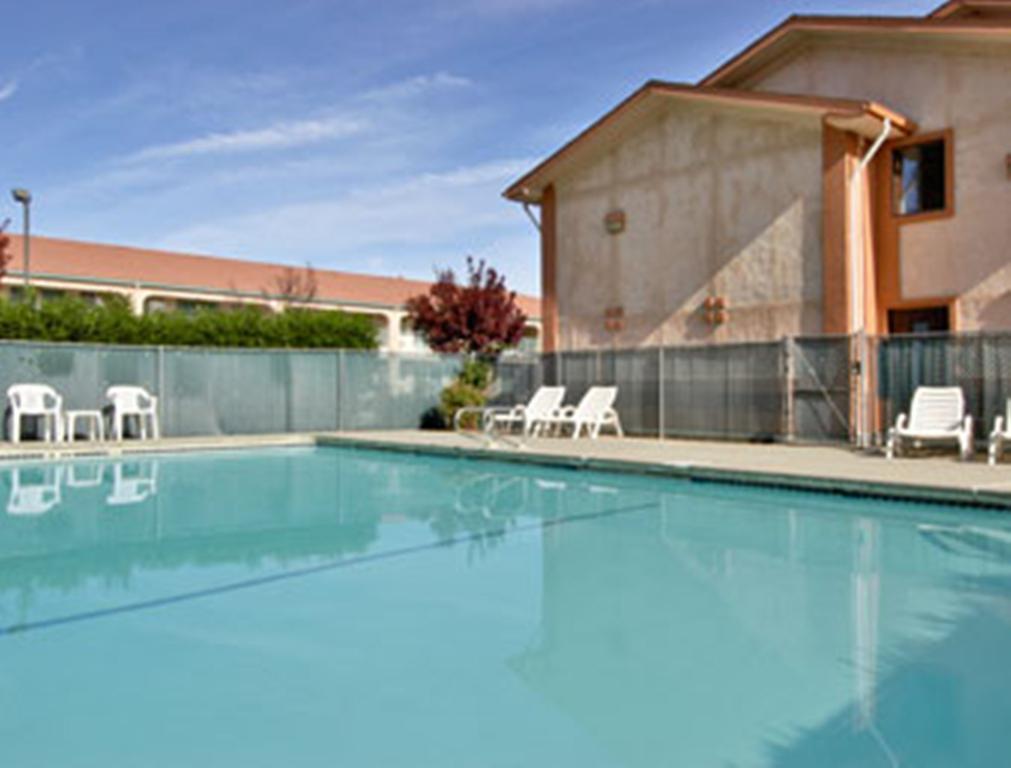 Super 8 By Wyndham Willows Servizi foto